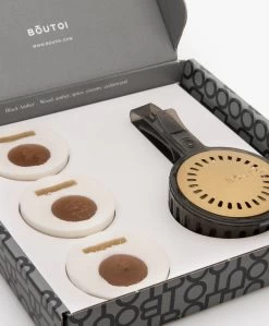 Boutoi Mailbox Toiletblokhouder Met 4 Geurblokjes - Black Amber -Huishoudelijke Producten Serie 3e0d5155 2b87 438e a738 d71ea8159973 01